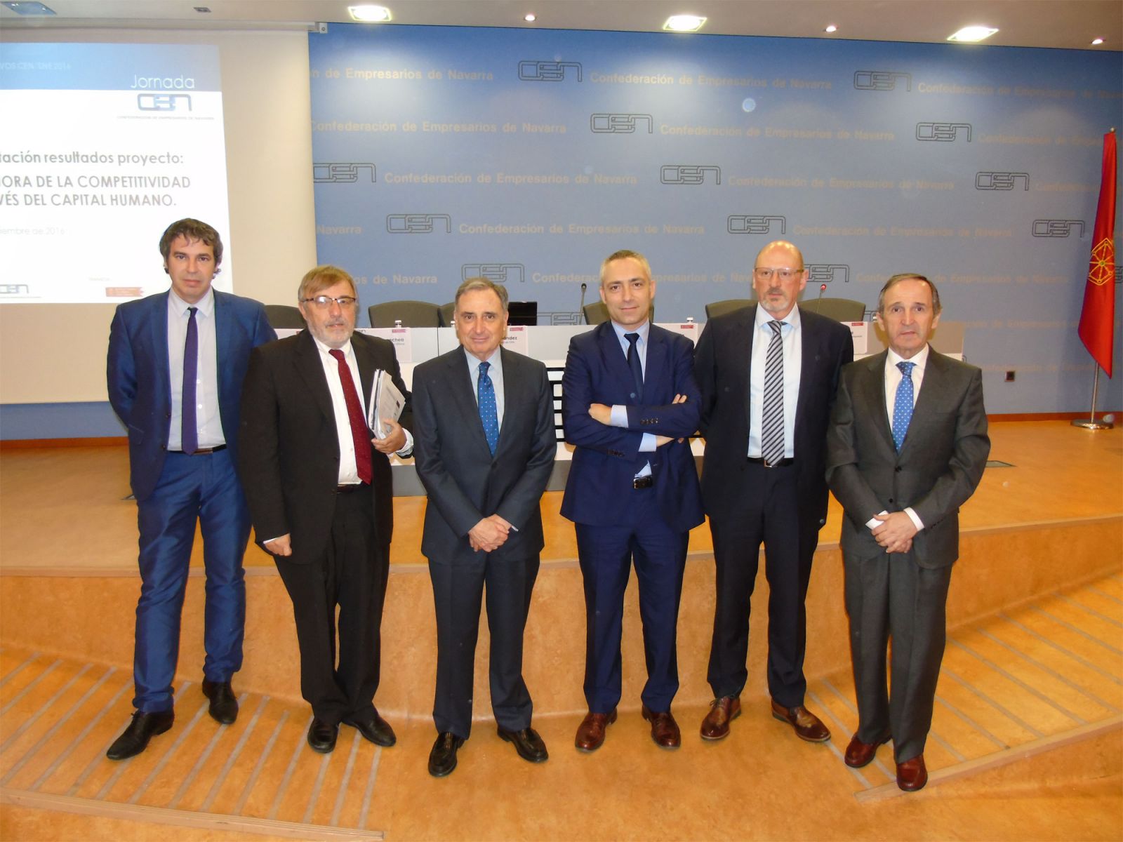 De izda. a dcha., Javier Ona (director gerente de Sedena), Emilio Huerta (catedr&aacute;tico de Organizaci&oacute;n de Empresas de la UPNA), Jos&eacute; Antonio Sarr&iacute;a (presidente de CEN), Ignacio Landa (director general de Smurfit Kappa Navarra), Ignacio Razkin (director general de Grupo K) y Alfonso Barrenechea (gerente de Transportes Oteiza).